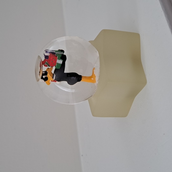 Small daffy snow globe - Picture 2 of 3